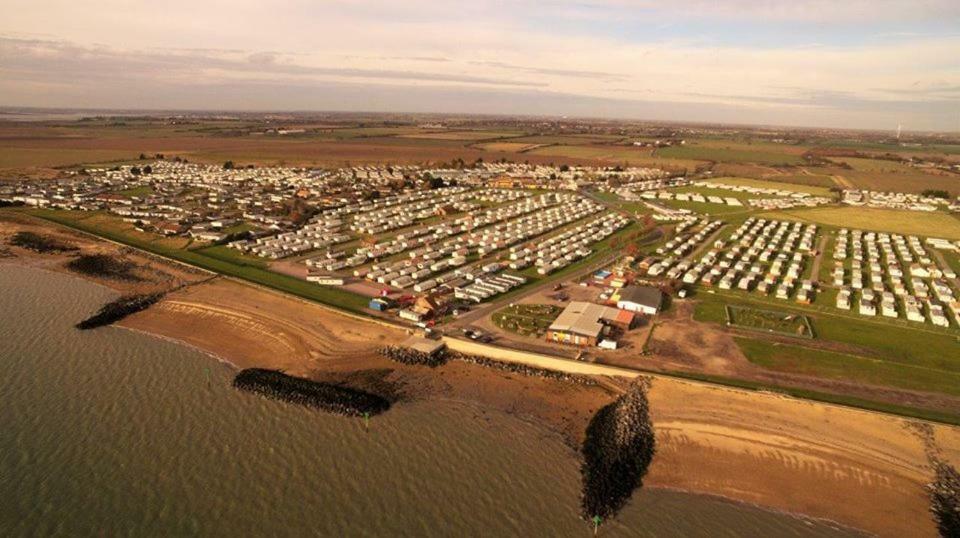 Caravan Beach Holiday Hotel Saint Osyth Exterior photo