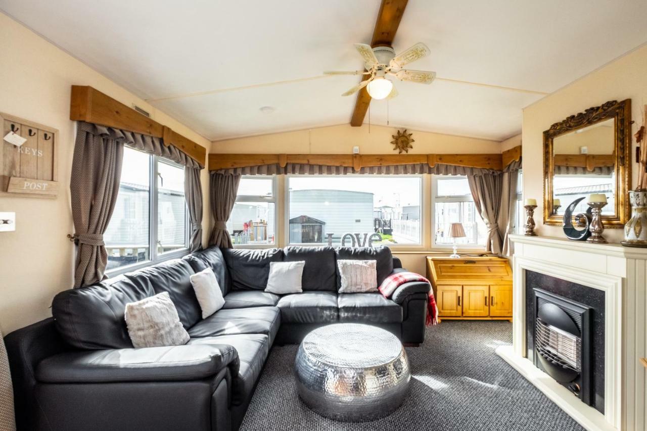 Caravan Beach Holiday Hotel Saint Osyth Exterior photo