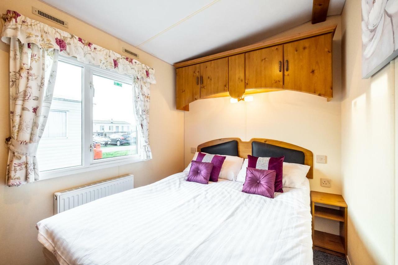 Caravan Beach Holiday Hotel Saint Osyth Exterior photo