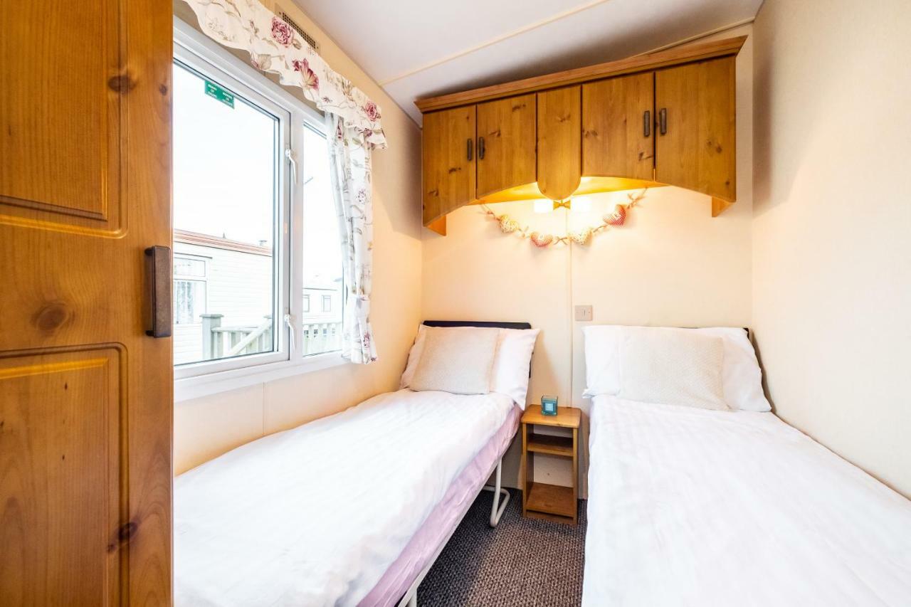 Caravan Beach Holiday Hotel Saint Osyth Exterior photo