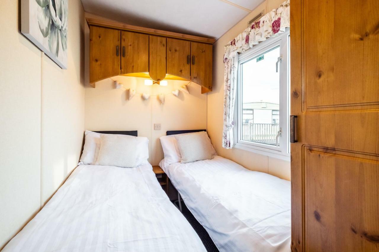 Caravan Beach Holiday Hotel Saint Osyth Exterior photo