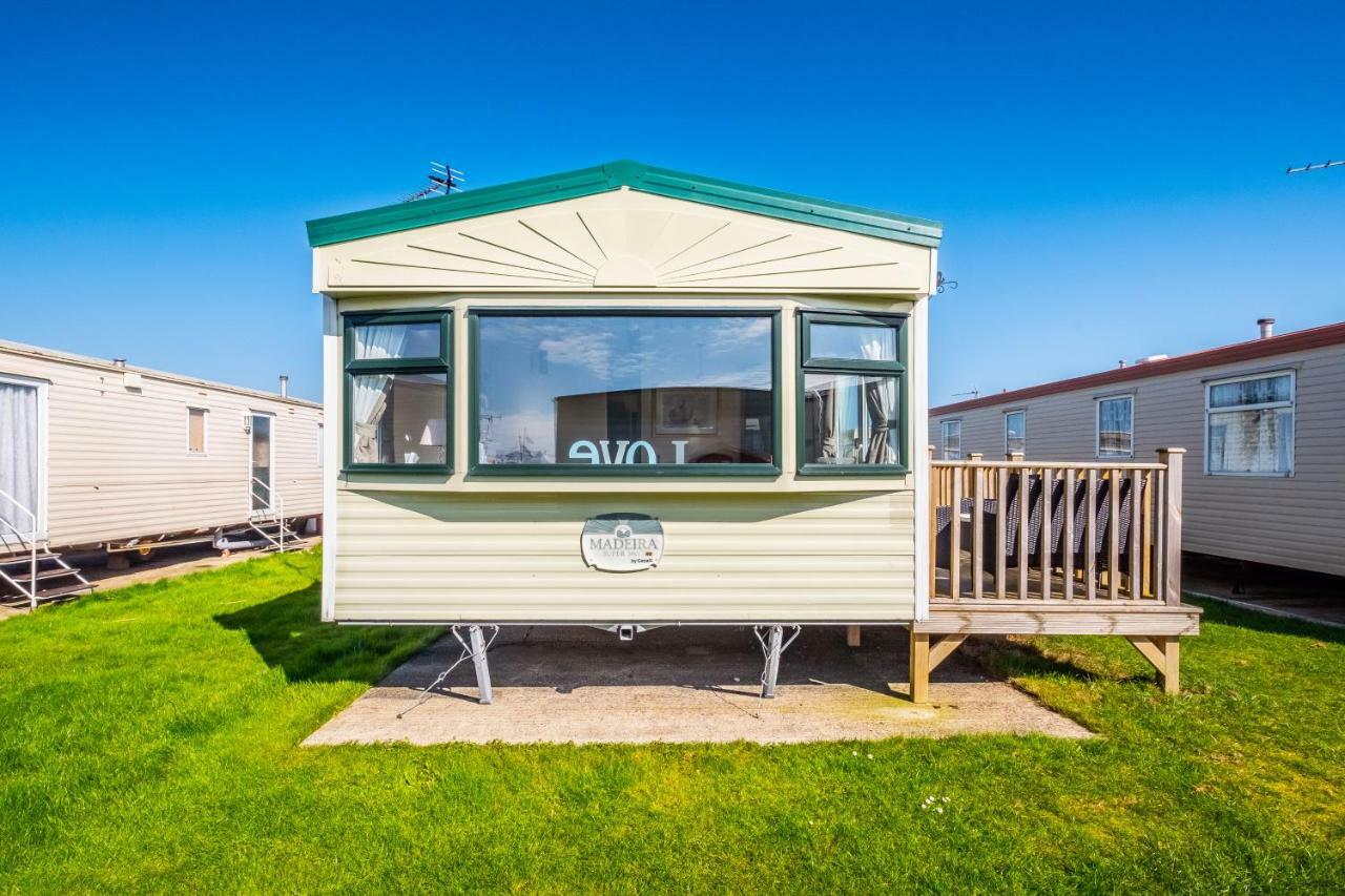 Caravan Beach Holiday Hotel Saint Osyth Exterior photo