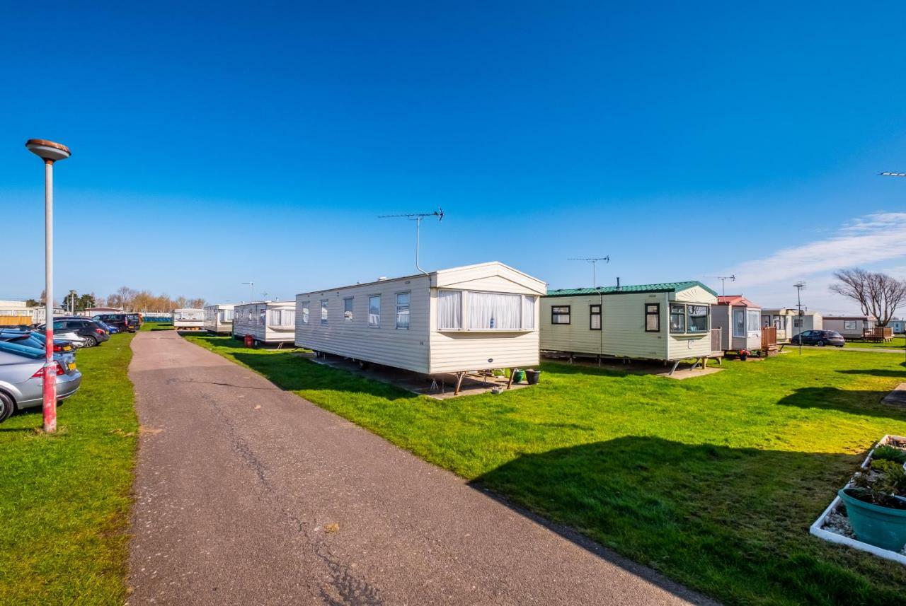 Caravan Beach Holiday Hotel Saint Osyth Exterior photo
