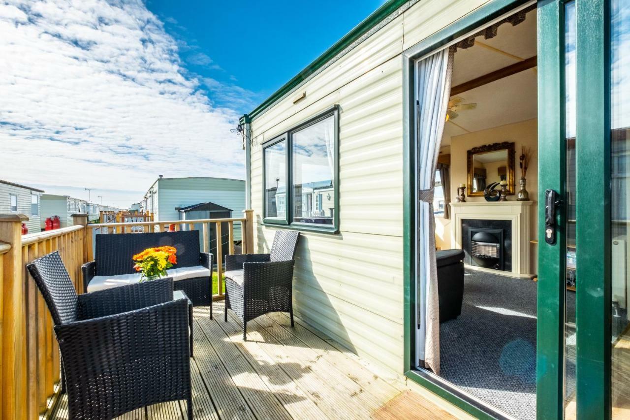 Caravan Beach Holiday Hotel Saint Osyth Exterior photo