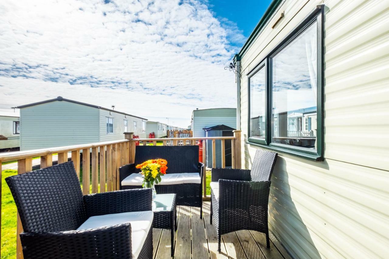 Caravan Beach Holiday Hotel Saint Osyth Exterior photo