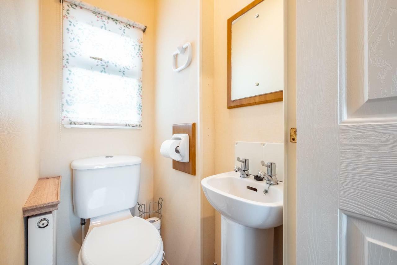 Caravan Beach Holiday Hotel Saint Osyth Exterior photo