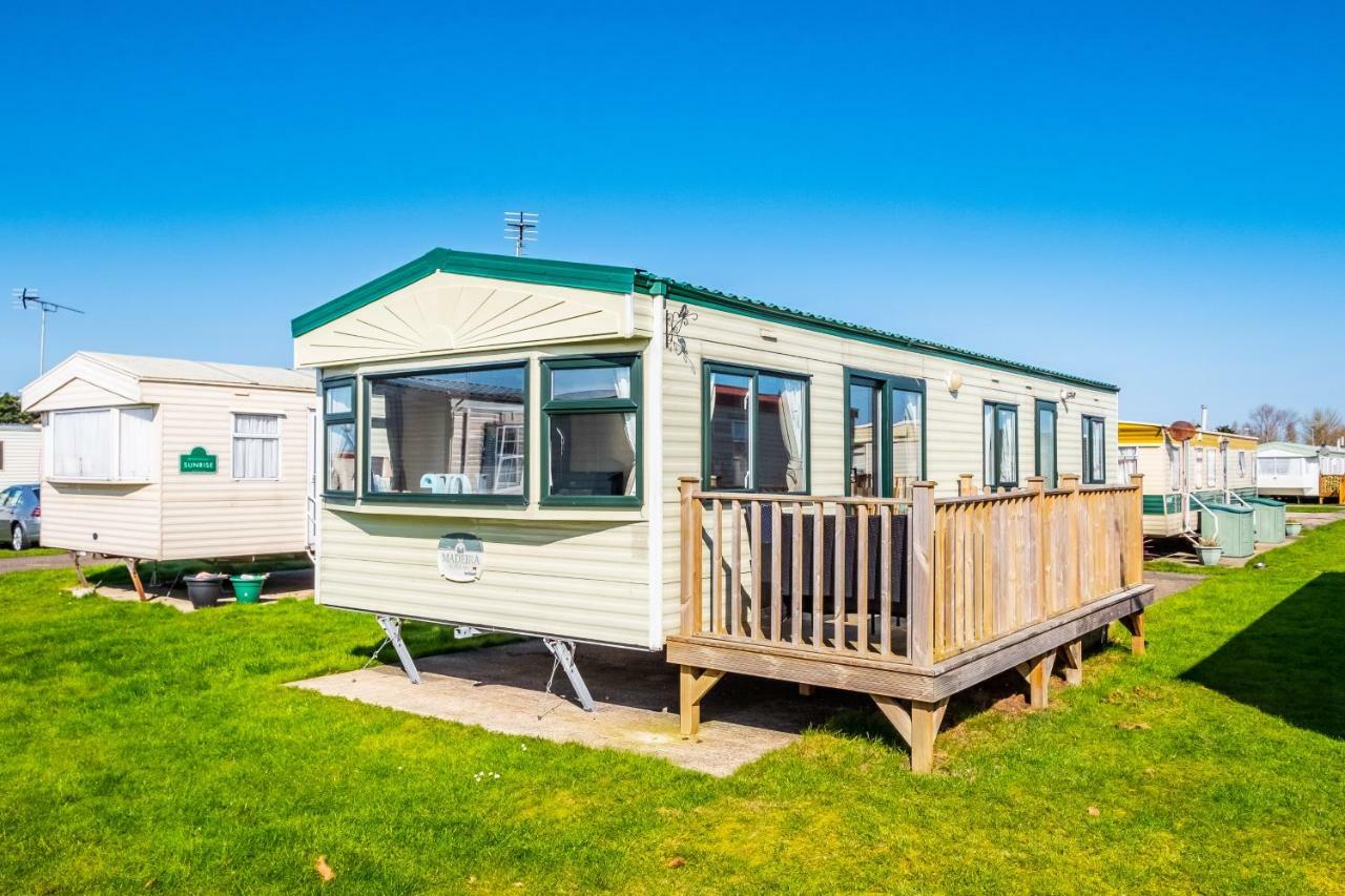 Caravan Beach Holiday Hotel Saint Osyth Exterior photo